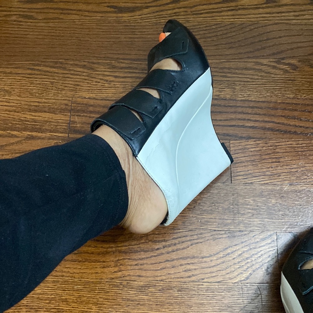 Women black and white sandle